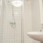 Badezimmer mit Dusche und Waschbecken