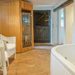 Bad mit Whirlpool, Sauna und Sitzgelegenheiten