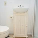Badezimmer mit Toilette, Waschbecken und Dusche.