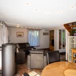 Wohnbereich mit großer Couch und Kamin