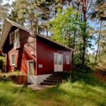 Hausansicht - Eingang Rechts, links zur Sauna
