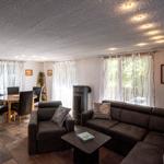 Wohnbereich mit Kamin und Esstisch mit Direktem Terrassenzugang