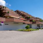 Terrassenwohnung mit rotem Dach und Gartenbereich