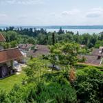 Haus mit Garten und Blick auf See und Wald
