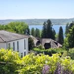 Haus mit Blick auf See und grüne Hügel