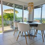 Esstisch mit Stühlen und Balkon mit Sicht auf Landschaft
