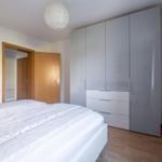 Schlafzimmer mit Bett, Kleiderschrank und Holzboden.