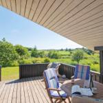 Terrasse mit Sitzgruppe und Blick auf grüne Landschaft.