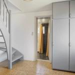 Haus mit Wendeltreppe, Kleiderschrank und Blick in Bad