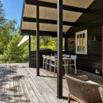 Terrasse mit Tisch, Stühlen und Blick in den Wald