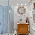 Badezimmer mit Dusche, Waschbecken und Spiegel