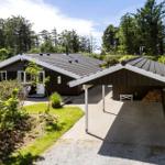 Holzhäuser mit Terrasse und Holzstapel unter Dach