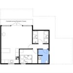 Wohnung mit Küche, Schlafzimmer und überdachter Terrasse. Flur führt zu allen Räumen.