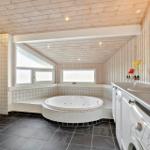 Bad mit Whirlpool, Fenstern und Waschmaschine