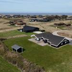 Moderne Villa mit großem Garten und Blick auf die Nordsee. Umgeben von weiteren Ferienhäusern.
