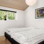Schlafzimmer mit Bett, Fenster und Wandbild