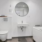 Badezimmer mit Toilette, Waschbecken und Badewanne.