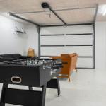 Garagenraum mit Tischfußball, Sofa und Tür