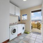 Wohnung mit Waschmaschine, Spülbecken und Blick auf den Hof.