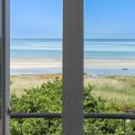 Blick vom Fenster auf Strand, Watt und Meer