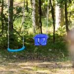 Zwei blaue Schaukeln hängen im Wald. Eine für Kinder, eine für Erwachsene.