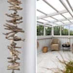 Terrasse mit zwei Strohstühlen, Glasdach und Druckholzdekoration an der Wand.