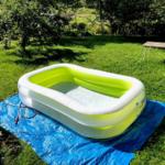 Aufstellpool mit blauer Plane im Garten