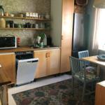 Küche mit Spüle, Kühlschrank, Mikrowelle und Geschirrspüler.