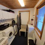 Wohnung mit Waschmaschine, Stuhl und Fenster