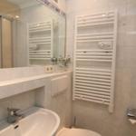 Badezimmer mit Waschbecken, Toilette und Heizkörper