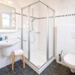 Badezimmer mit Dusche unten...