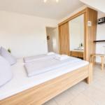 Elternschlafzimmer mit Schrank und Safe...