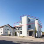 Moderne Wohnung mit Balkon und Glasgeländer, weiß gestrichen, im Stil eines Ferienhauses.