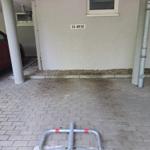 Eingangsbereich mit Parkplatz und Schild EG-WE02
