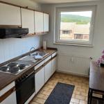 Küche mit Holz Arbeitsplatte, Fenster und Heizkörper
