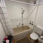 Badezimmer mit Badewanne, Dusche, WC und Waschbecken.