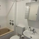 Badezimmer mit Badewanne, Toilette und Waschbecken.
