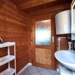 Gepflegtes Bad mit separatem Handwaschbecken und hellem Ambiente