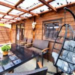 Überdachte, gemütlich möblierte Terrasse für entspannte Stunden im Freien