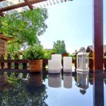 Idyllischer Sitzplatz auf der Terrasse zum Frühstücken an der frischen Ostseeluft
