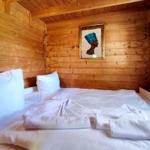 Behagliches Schlafzimmer im Erdgeschoss mit bequemem Doppelbett