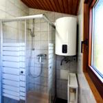 Duschkabine mit Glaswand, Heizung und Fenster