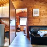Wohnraum mit Sofa, Küchenzeile und Blick in Schlafzimmer