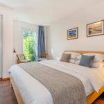 Schlafzimmer mit Bett, Fenster und Terrasse