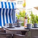 Tisch mit Getränken und Strandkorb im Freien