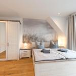 Schlafzimmer mit Doppelbett, Kleiderschrank und Fenster mit Blick.
