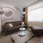 Wohnzimmer mit Sofa, Beistelltisch und Fenster mit Jalousien.