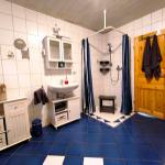 Das große Bad bietet Ihnen eine Dusche  und eine Badewanne. Ein stabiler und breiter Duschhocker steht bereit. Die Dusche ist ebenerdig.