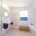 Badezimmer mit Dusche, Badewanne und Waschbecken
