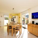 Küche mit Esstisch, TV und Terrassentür